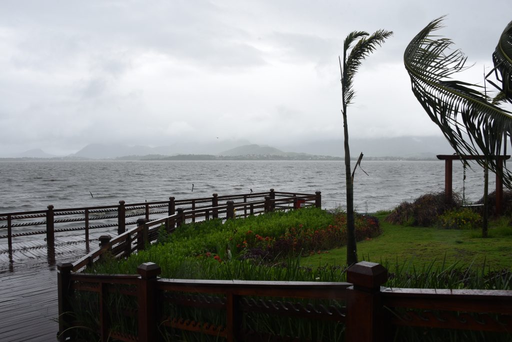 Previsão de pancadas de chuva moderada a forte, com raios e rajadas de vento, até a manhã de amanhã ( Sábado - 09/11).