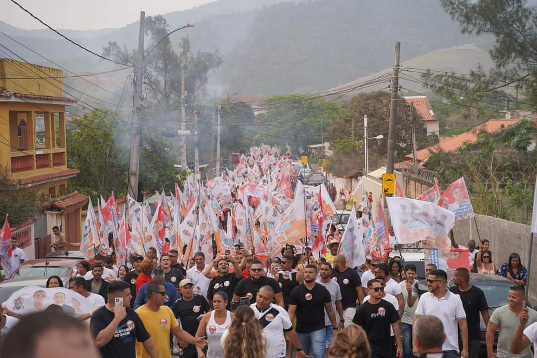 O candidato a Vereador Deíl Machado em mega caminhada em Ponta Negra.