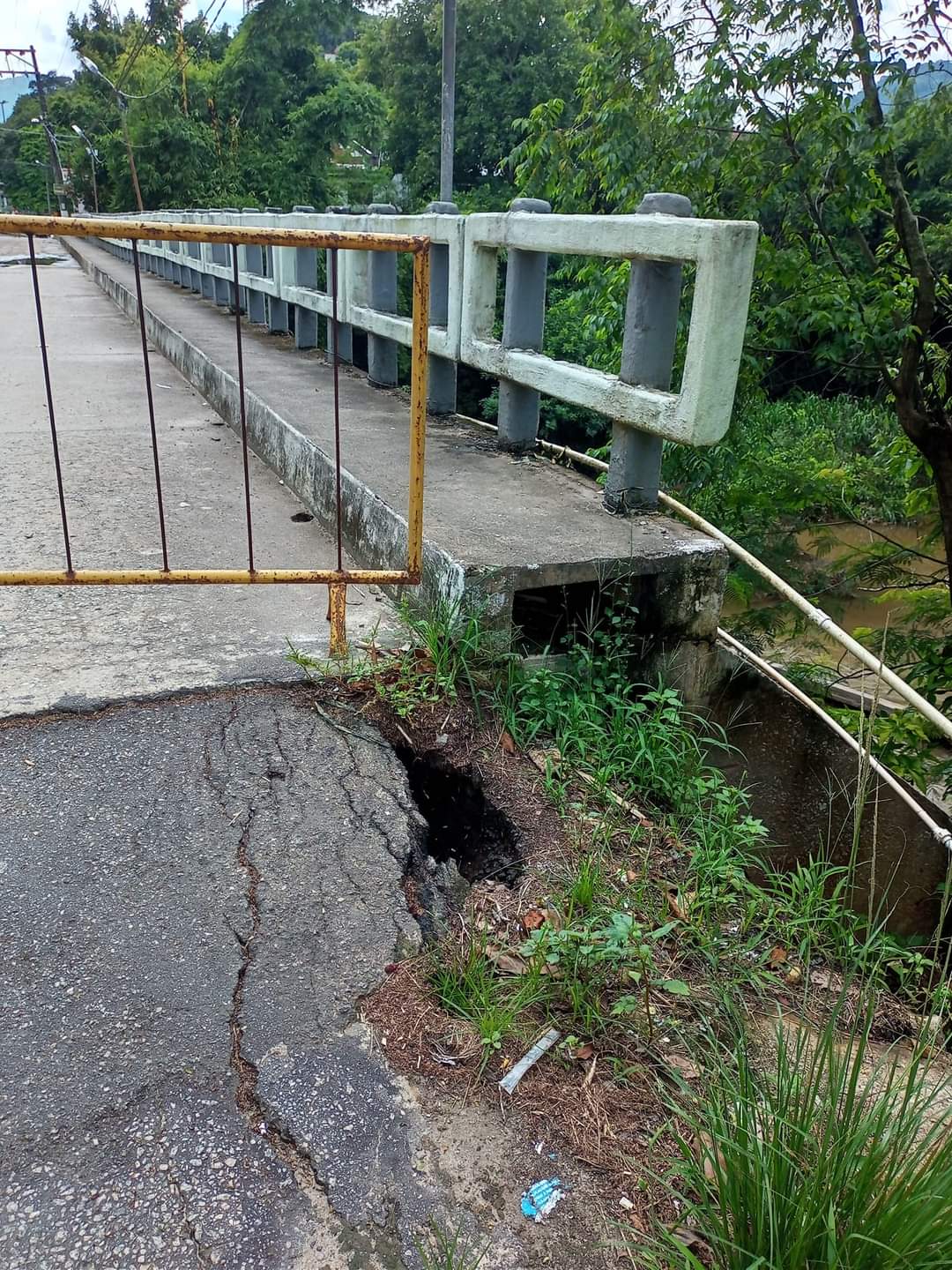 Ponte do Rio Macacu em Japuiba com sérios riscos, moradores pedem solução emergencial.