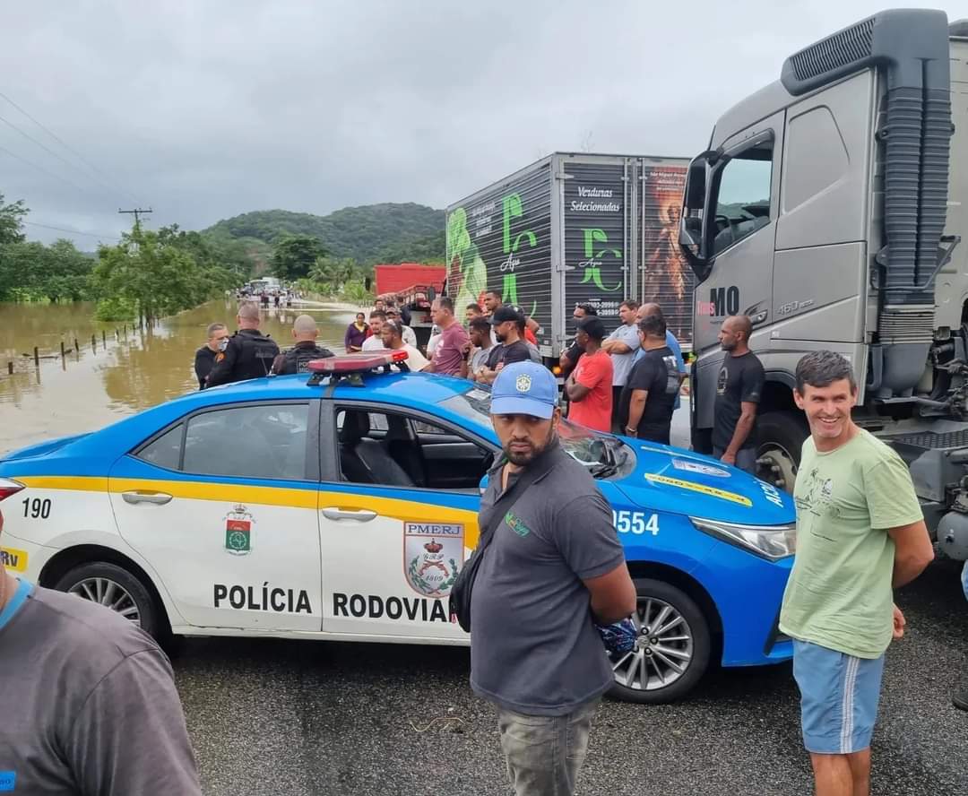 Pista Fechada na RJ 122 risco da pista ceder.