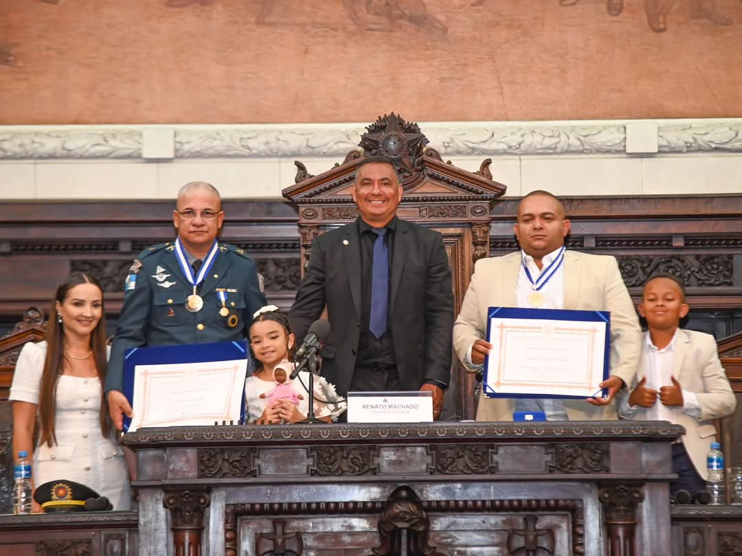 Rodrigo Fagundes recebe a Medalha Tiradentes na Alerj.